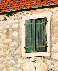 Humidité dans une maison ancienne : que faire ? 