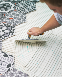 Colle à carrelage : facilitez-vous la pose ! 